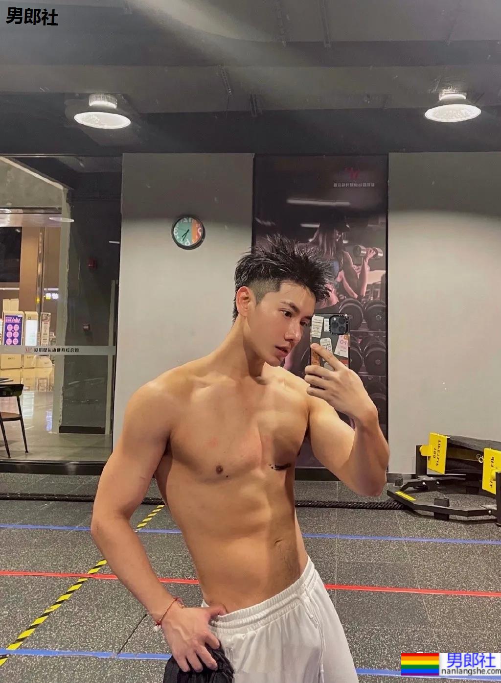 高鼻梁寸头小狼狗，晒黑之后更欲了！ - 51虹马