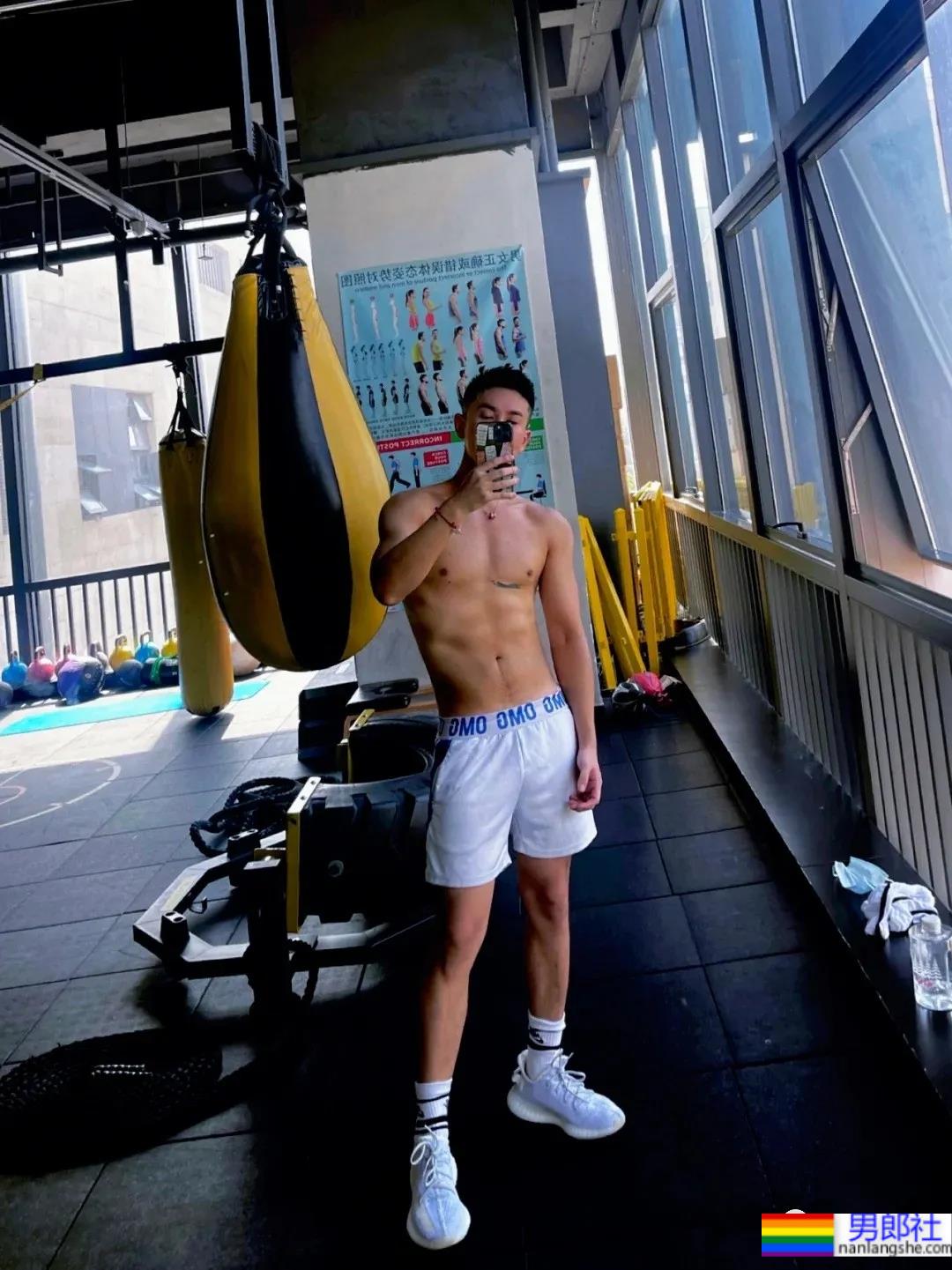 高鼻梁寸头小狼狗，晒黑之后更欲了！ - 51虹马