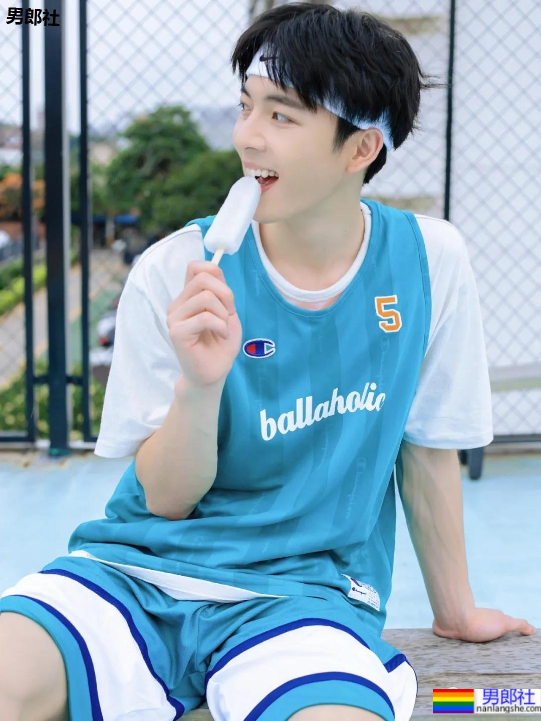 99年校草级篮球小哥的腹肌,爱了爱了! - 51虹马 99年校草级篮球小哥的腹肌,爱了爱了! - 51虹马