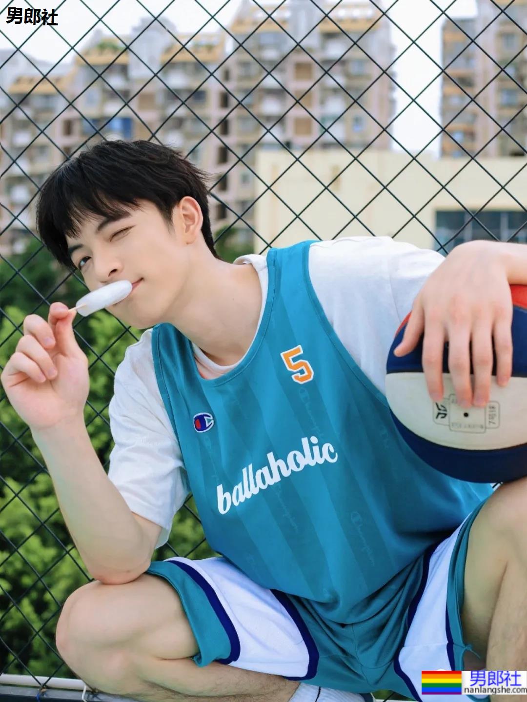 99年校草级篮球小哥的腹肌,爱了爱了! - 51虹马 99年校草级篮球小哥的腹肌,爱了爱了! - 51虹马