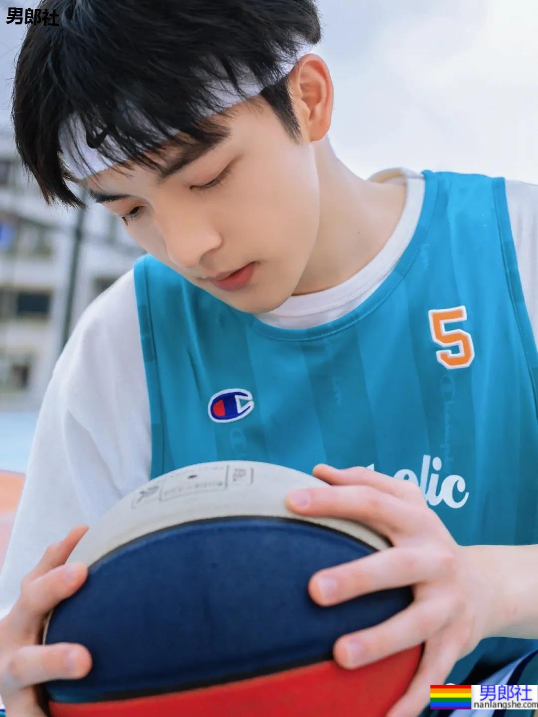 99年校草级篮球小哥的腹肌,爱了爱了! - 51虹马 99年校草级篮球小哥的腹肌,爱了爱了! - 51虹马