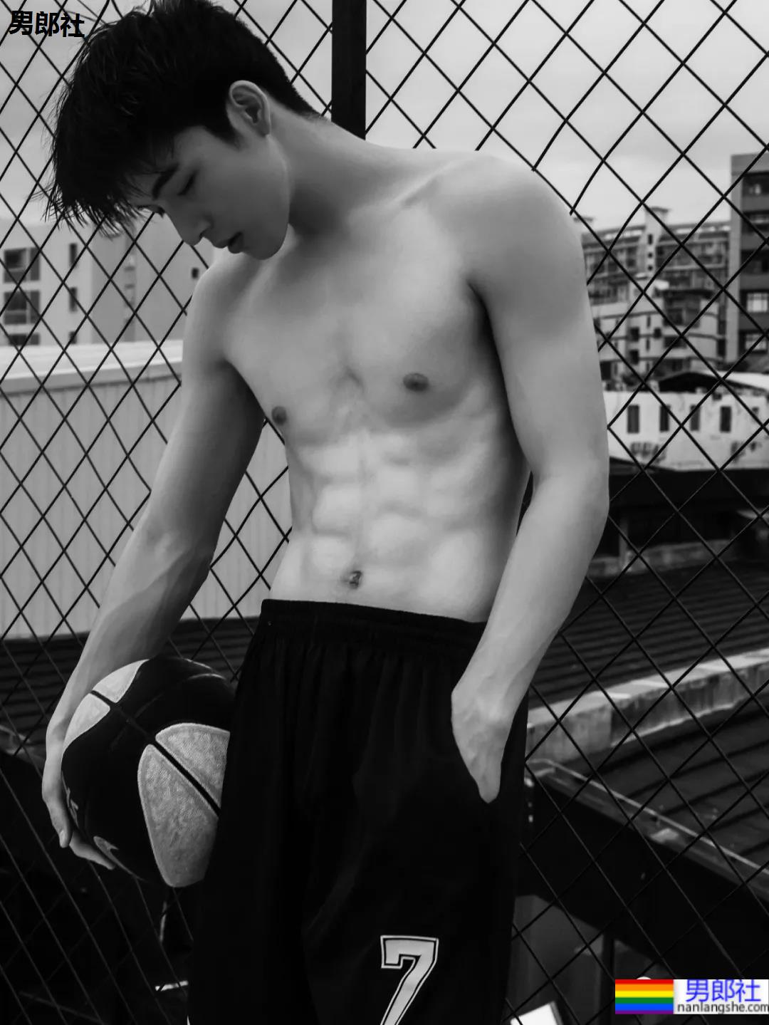 99年校草级篮球小哥的腹肌,爱了爱了! - 51虹马 99年校草级篮球小哥的腹肌,爱了爱了! - 51虹马