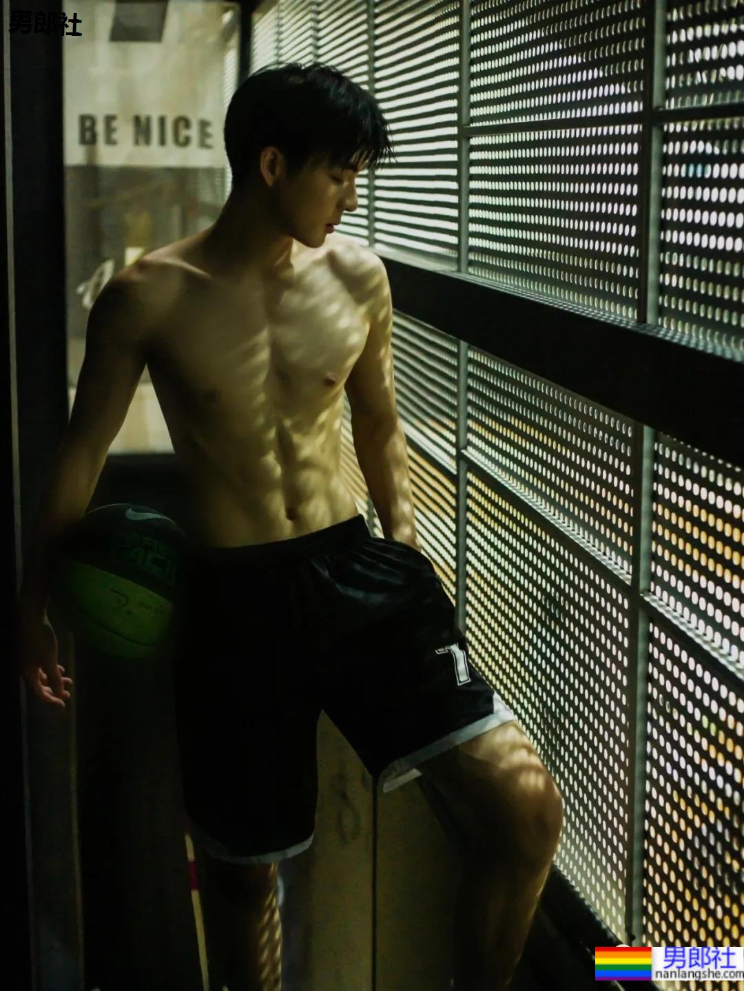 99年校草级篮球小哥的腹肌,爱了爱了! - 51虹马 99年校草级篮球小哥的腹肌,爱了爱了! - 51虹马