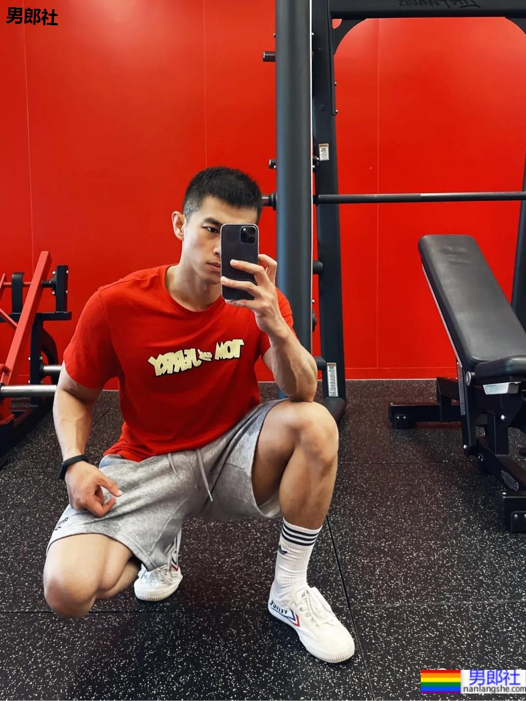 奶凶寸头肌肉学弟手臂练出小老鼠，太A太帅了！ - 51虹马