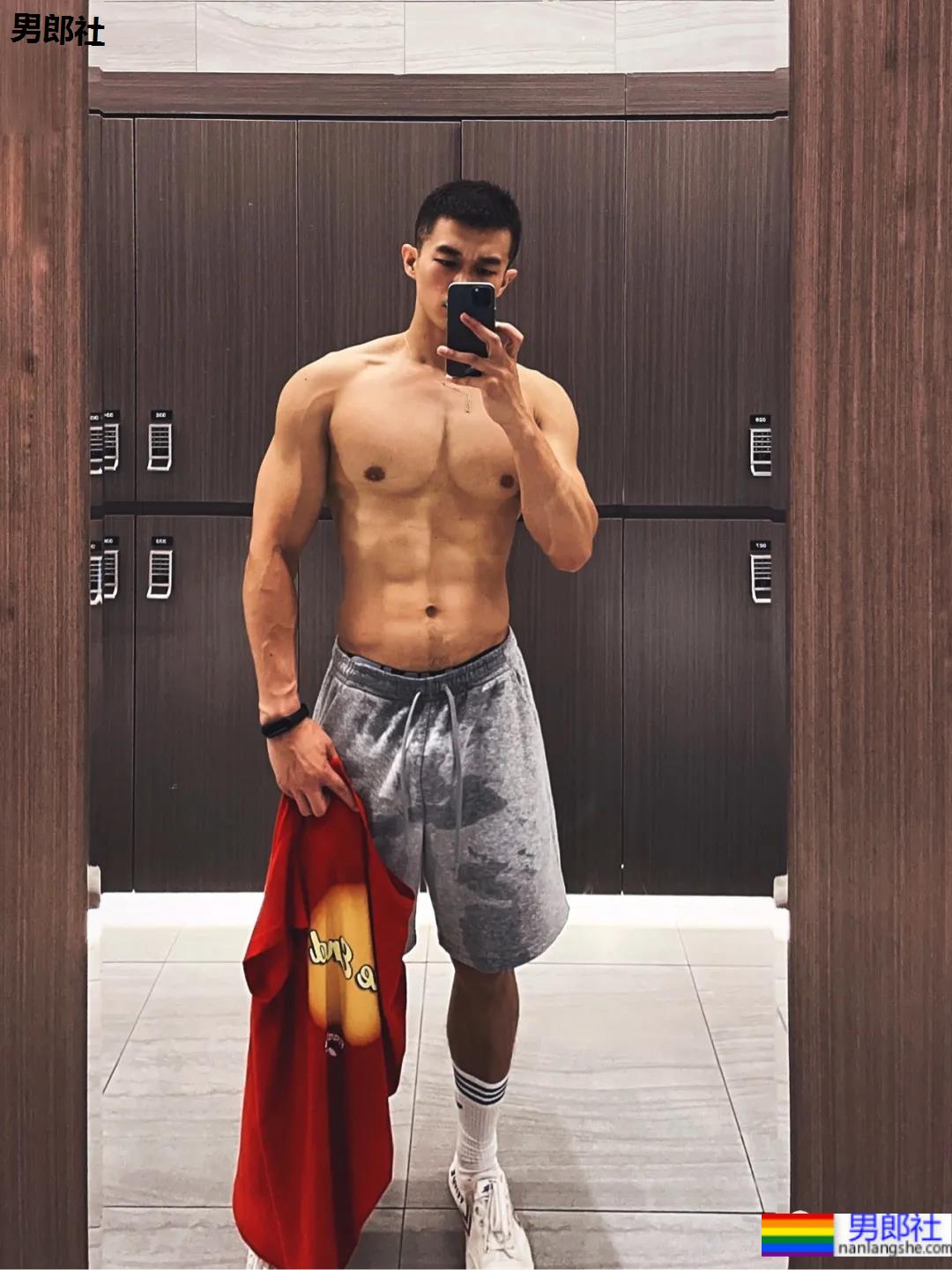 奶凶寸头肌肉学弟手臂练出小老鼠，太A太帅了！ - 51虹马