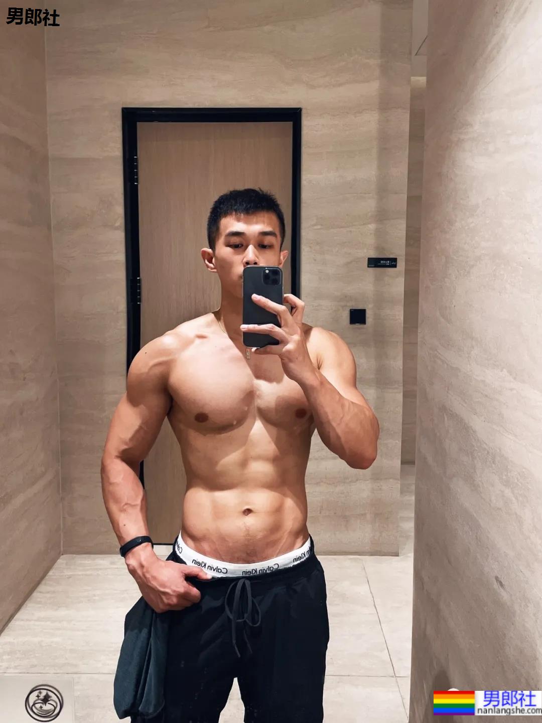 奶凶寸头肌肉学弟手臂练出小老鼠，太A太帅了！ - 51虹马