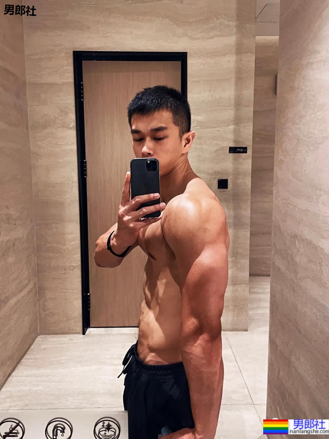 奶凶寸头肌肉学弟手臂练出小老鼠，太A太帅了！ - 51虹马