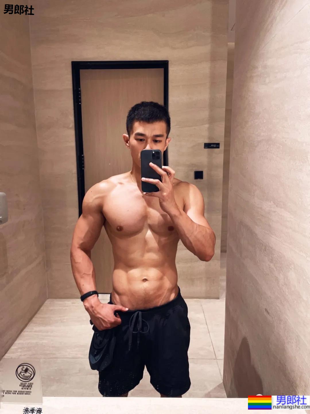 奶凶寸头肌肉学弟手臂练出小老鼠，太A太帅了！ - 51虹马