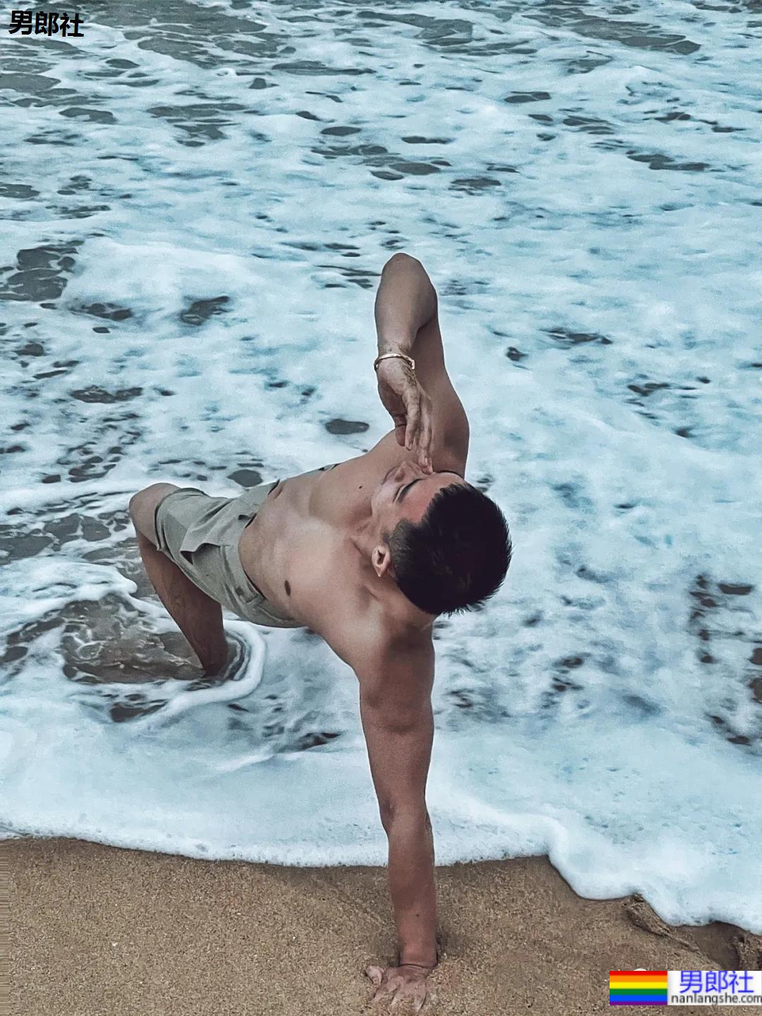 奶凶寸头肌肉学弟手臂练出小老鼠，太A太帅了！ - 51虹马