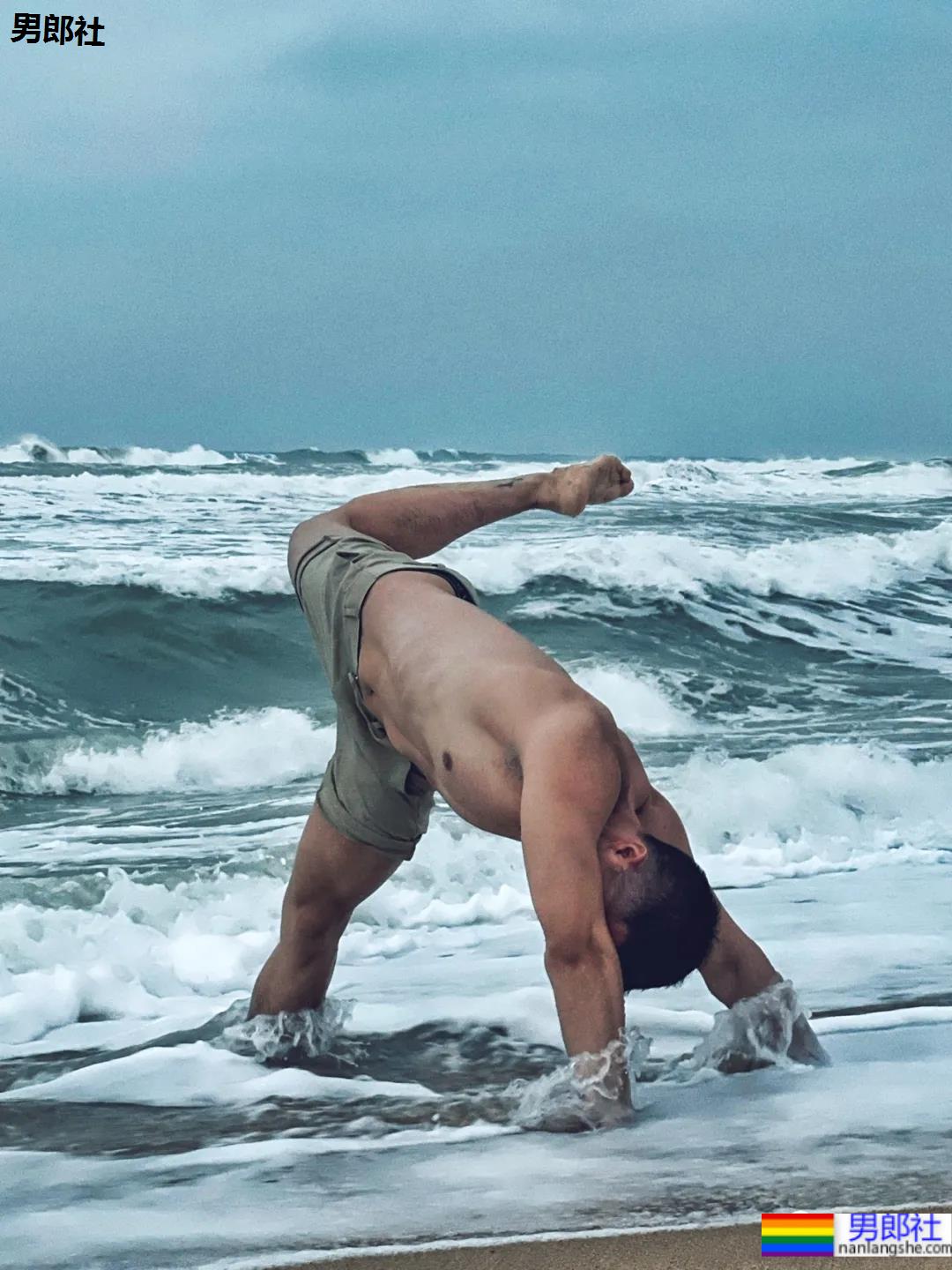 奶凶寸头肌肉学弟手臂练出小老鼠，太A太帅了！ - 51虹马