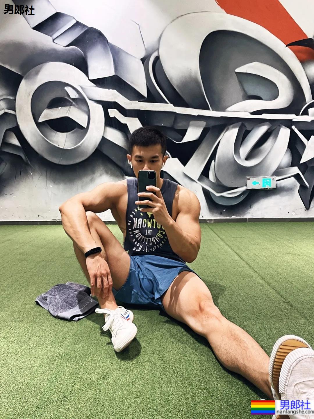 奶凶寸头肌肉学弟手臂练出小老鼠，太A太帅了！ - 51虹马