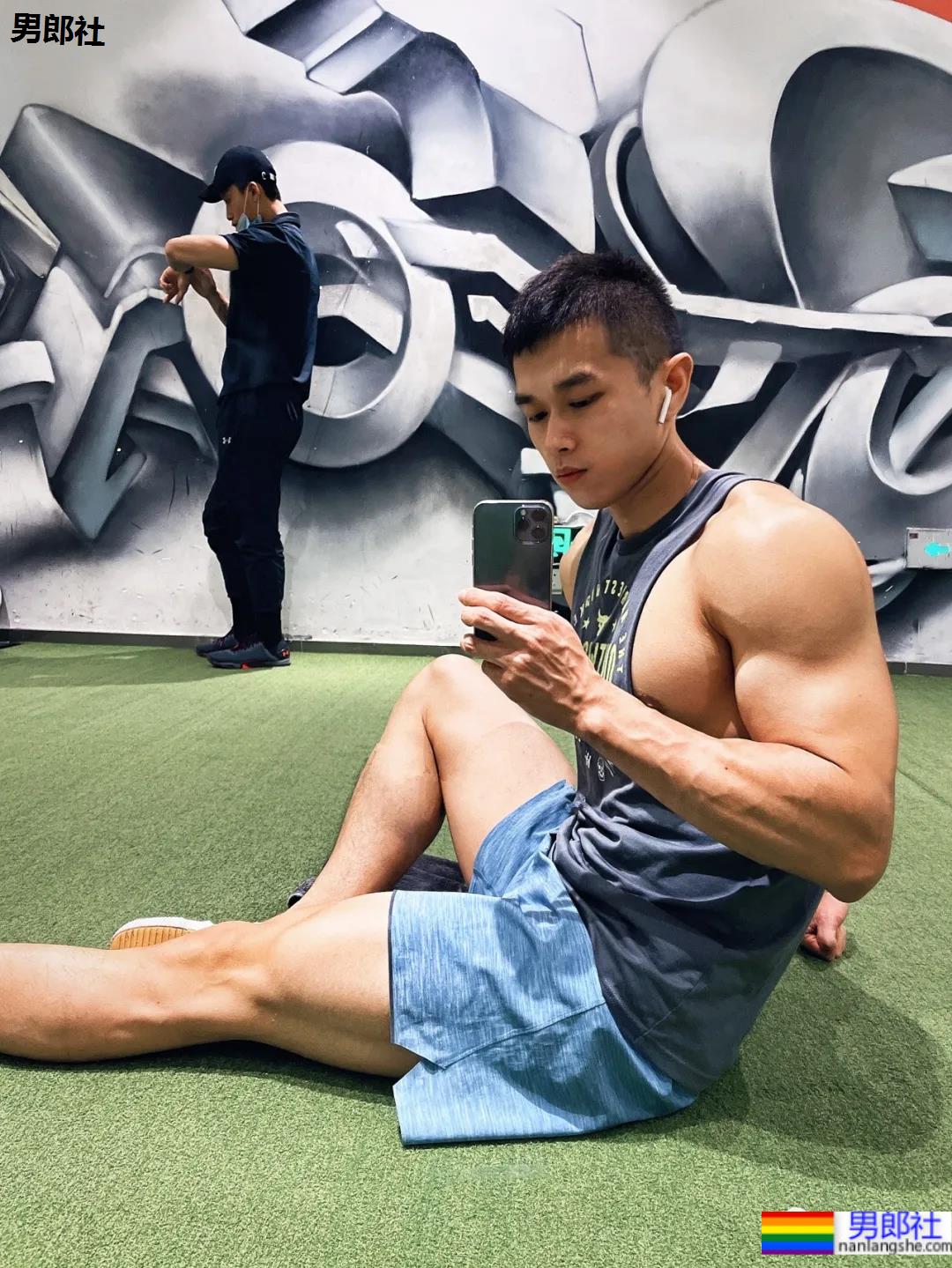 奶凶寸头肌肉学弟手臂练出小老鼠，太A太帅了！ - 51虹马