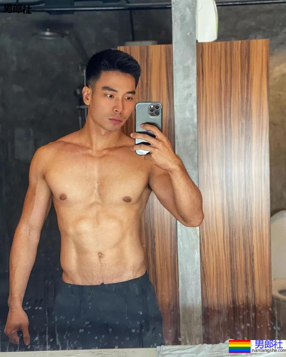 这位肌肉医生，穿泳裤真的是太性感了 - 51虹马