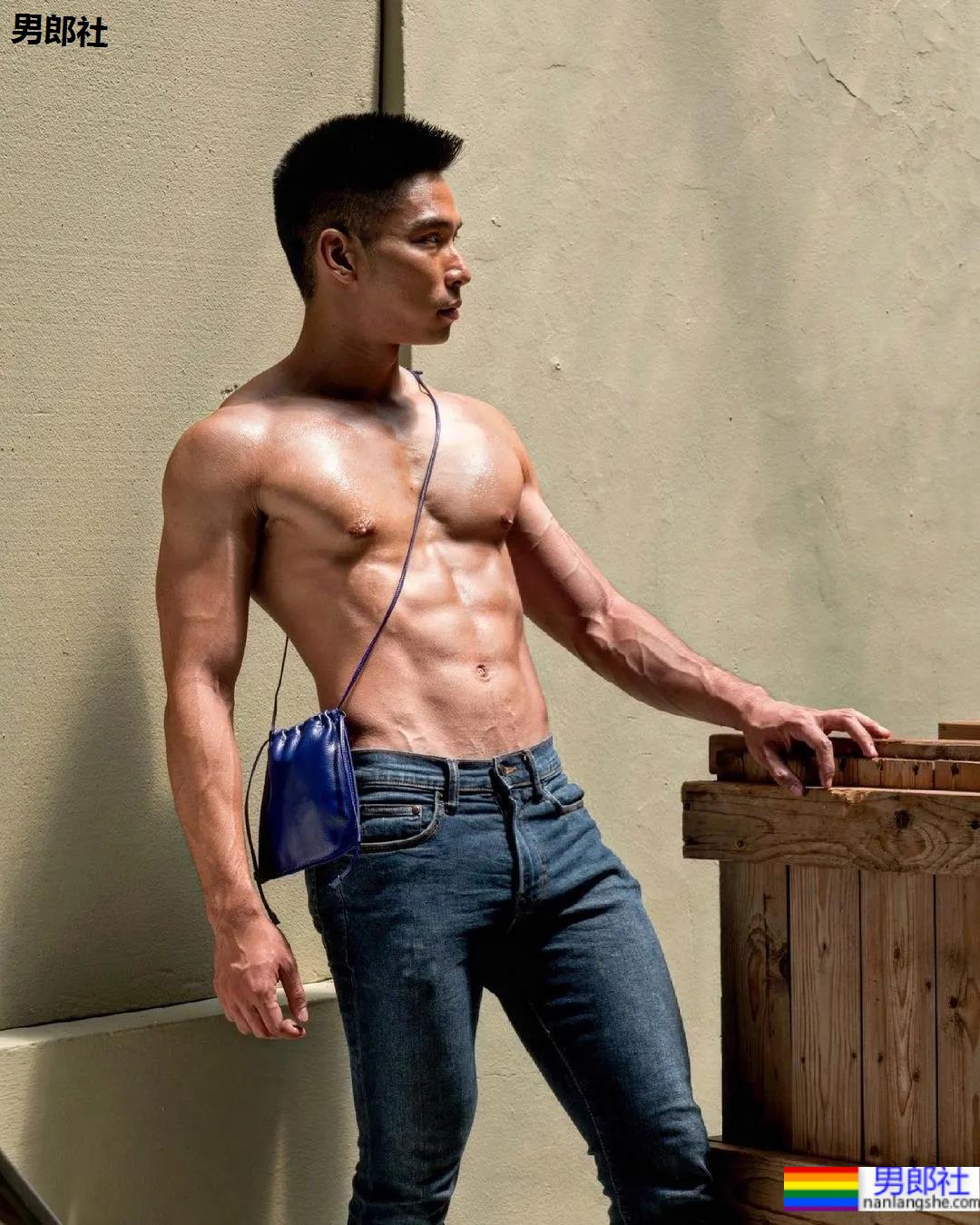 这位肌肉医生，穿泳裤真的是太性感了 - 51虹马