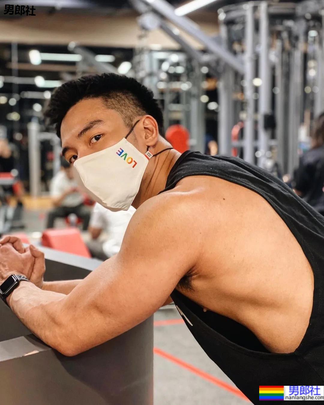 这位肌肉医生，穿泳裤真的是太性感了 - 51虹马