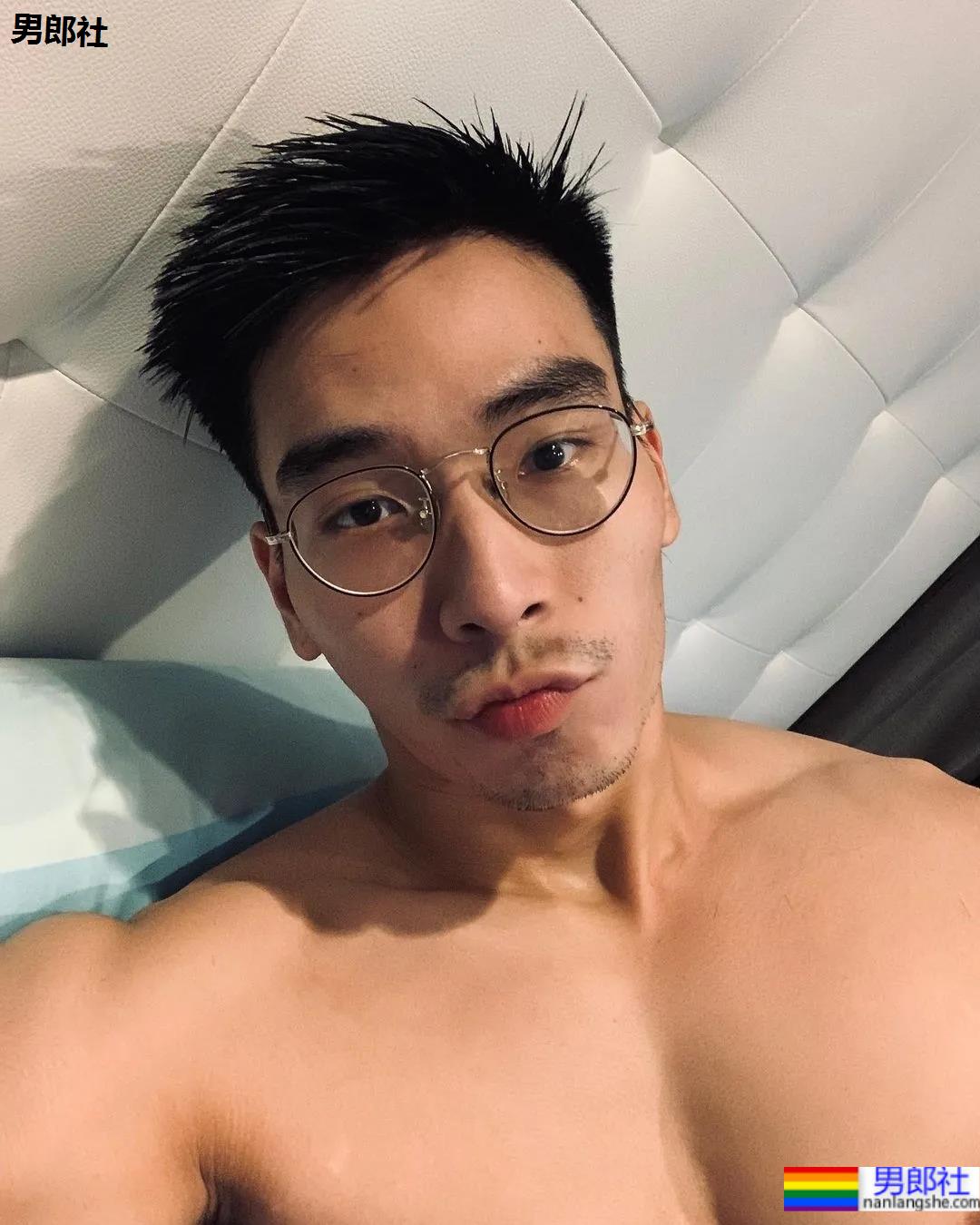 这位肌肉医生，穿泳裤真的是太性感了 - 51虹马