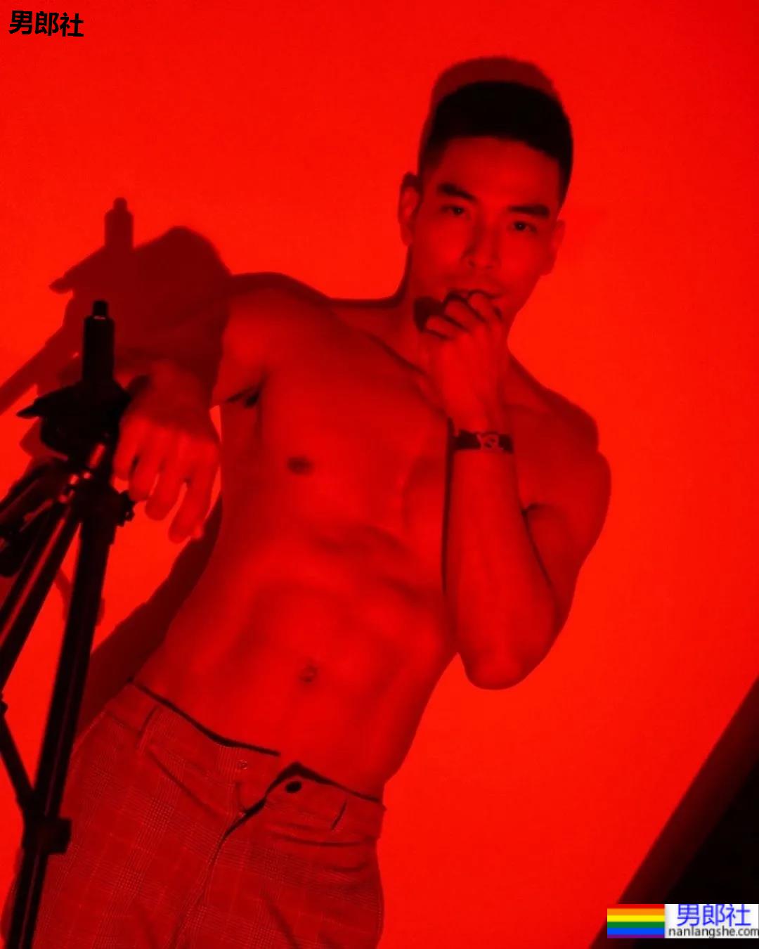 这位肌肉医生，穿泳裤真的是太性感了 - 51虹马