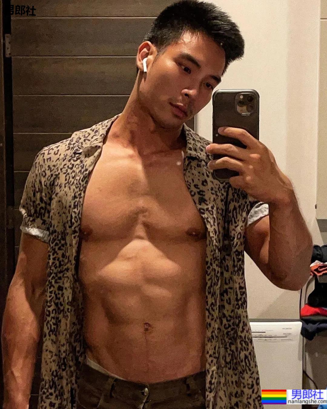 这位肌肉医生，穿泳裤真的是太性感了 - 51虹马