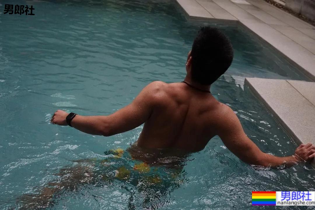 这位肌肉医生，穿泳裤真的是太性感了 - 51虹马