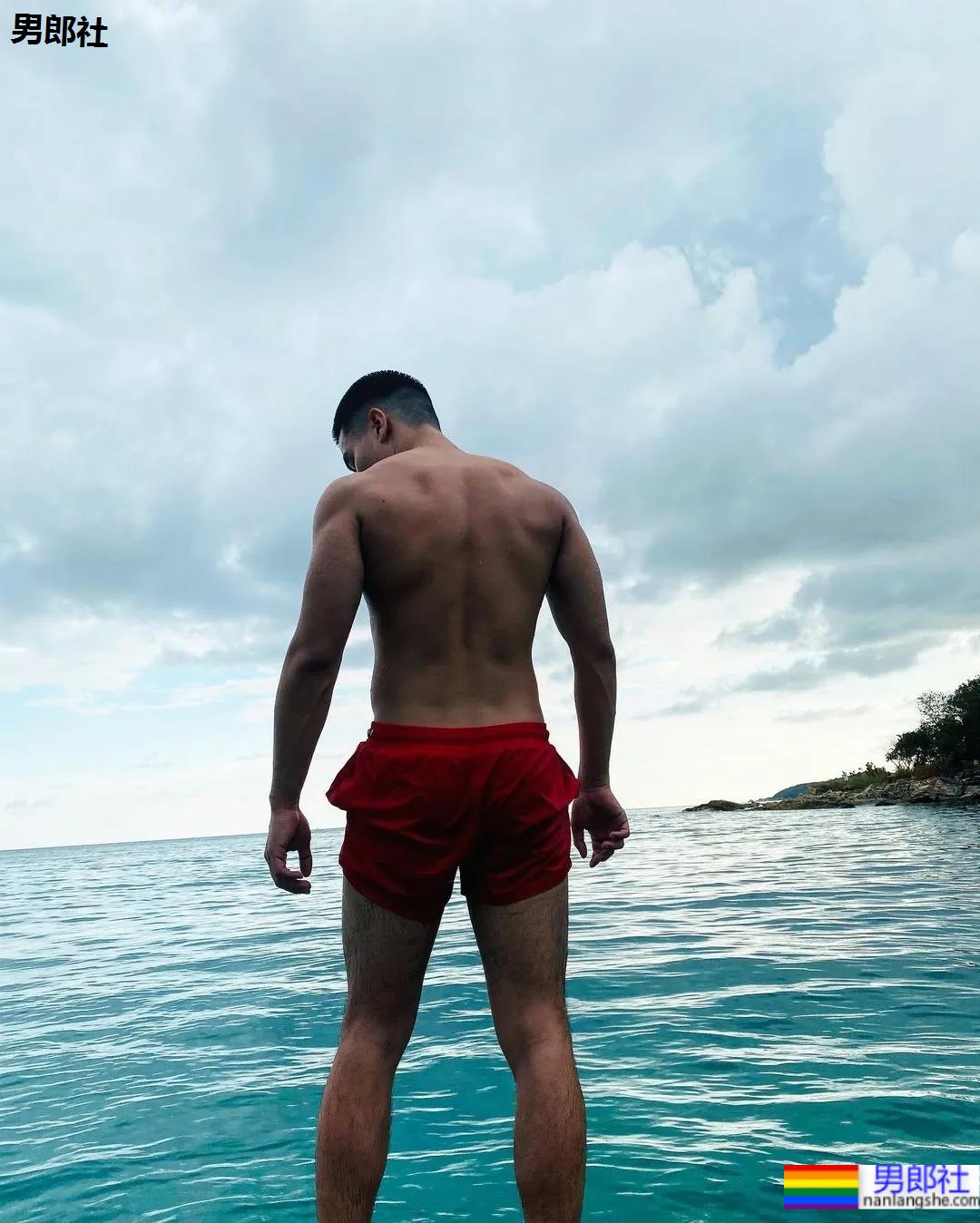 这位肌肉医生，穿泳裤真的是太性感了 - 51虹马