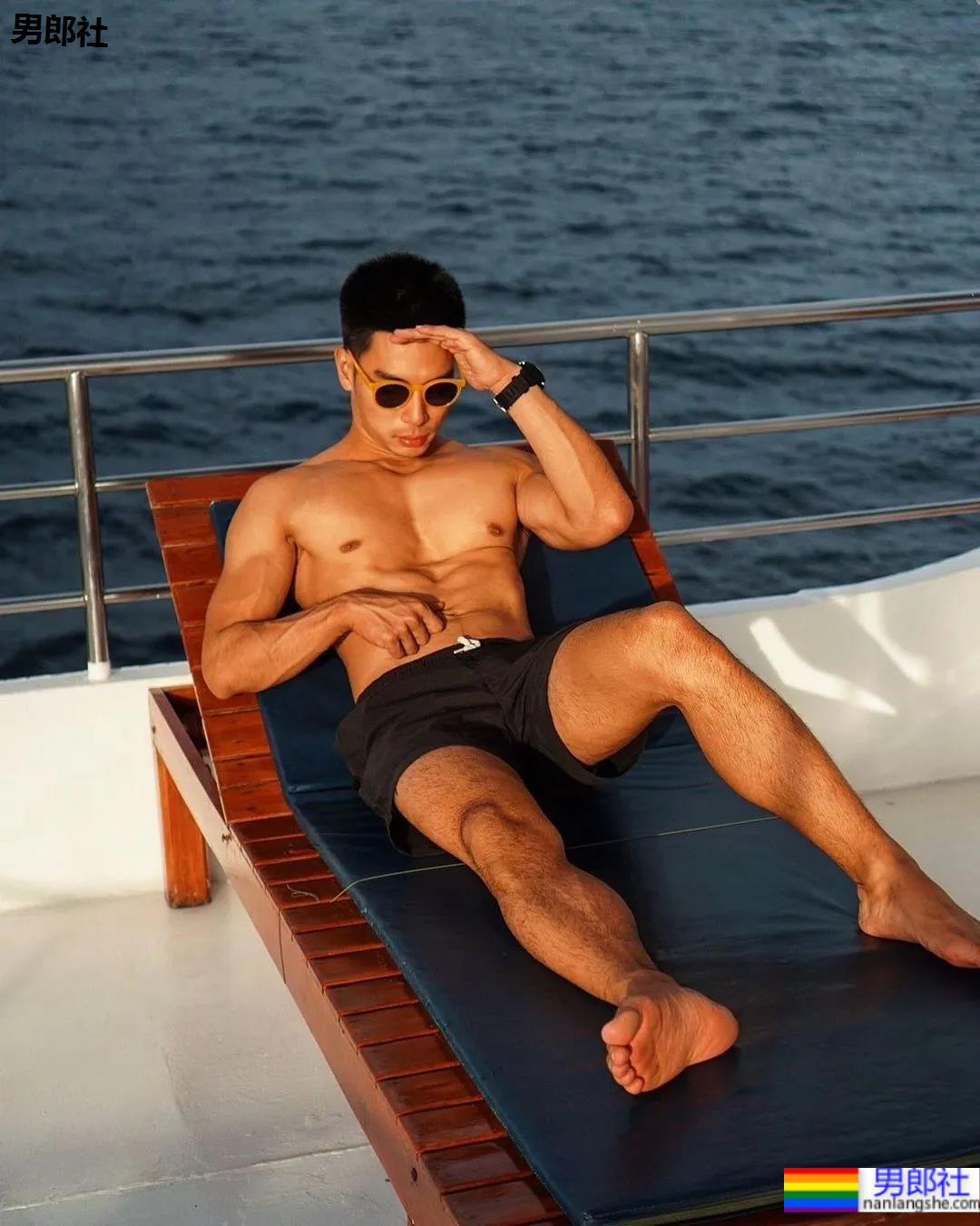 这位肌肉医生，穿泳裤真的是太性感了 - 51虹马