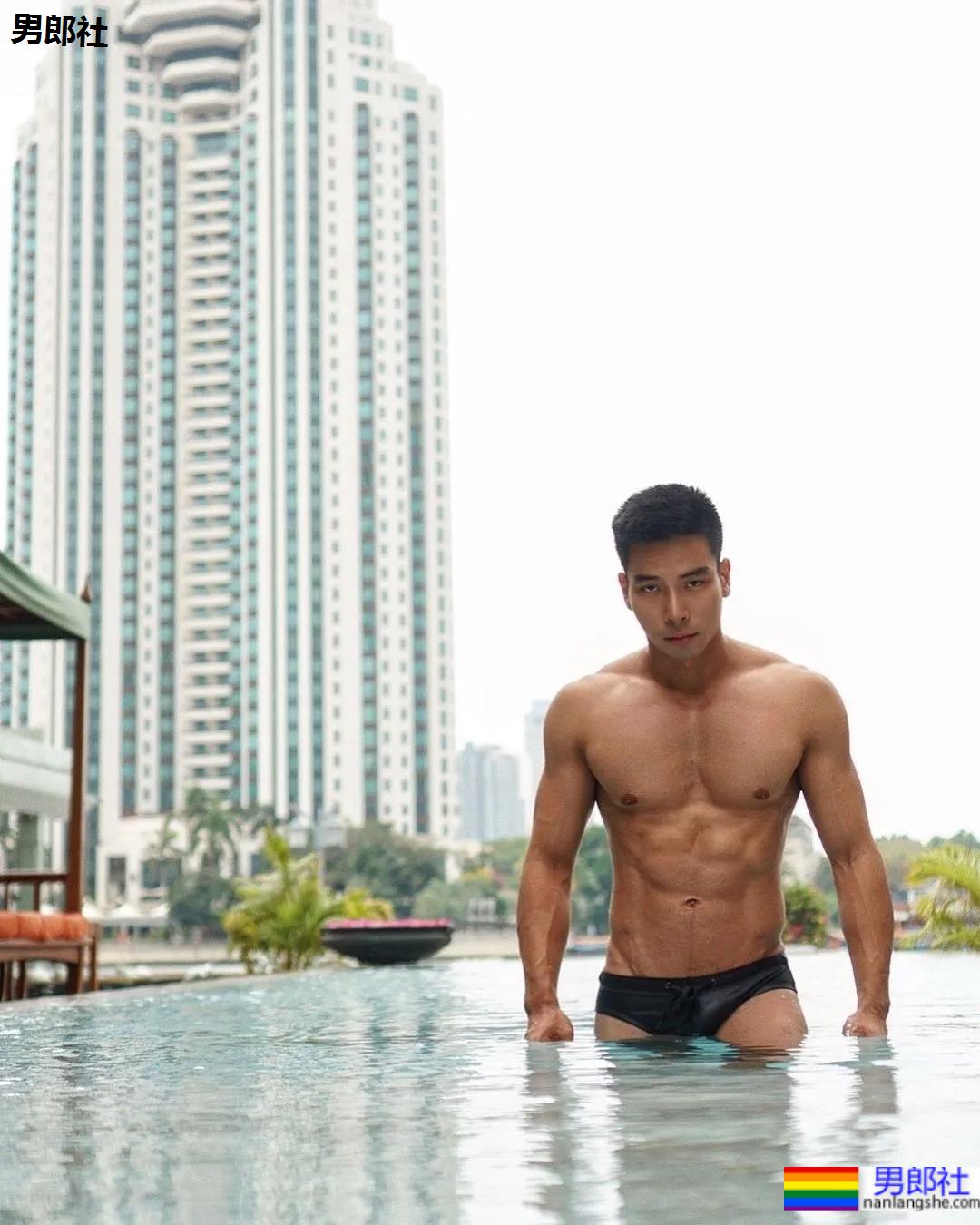 这位肌肉医生，穿泳裤真的是太性感了 - 51虹马