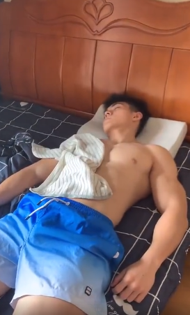 家里床上睡了个肌肉男该怎么办啊？-51虹马