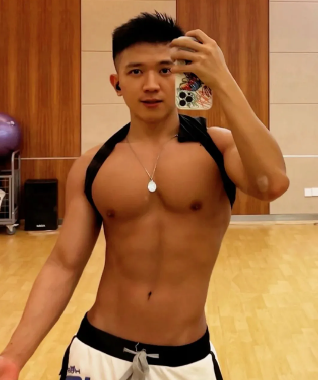 童颜肌肉+人间奶兽！这些脸和身材不搭的宝藏男孩，太有料了！-51虹马