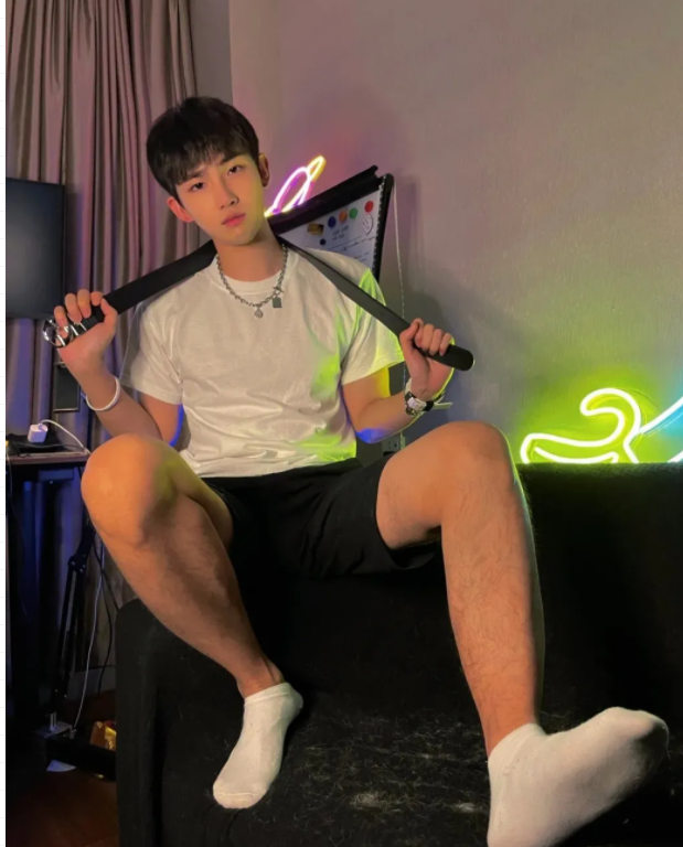 鲜帅高中生小奶狗,谁家有这款的弟弟呀?-51虹马