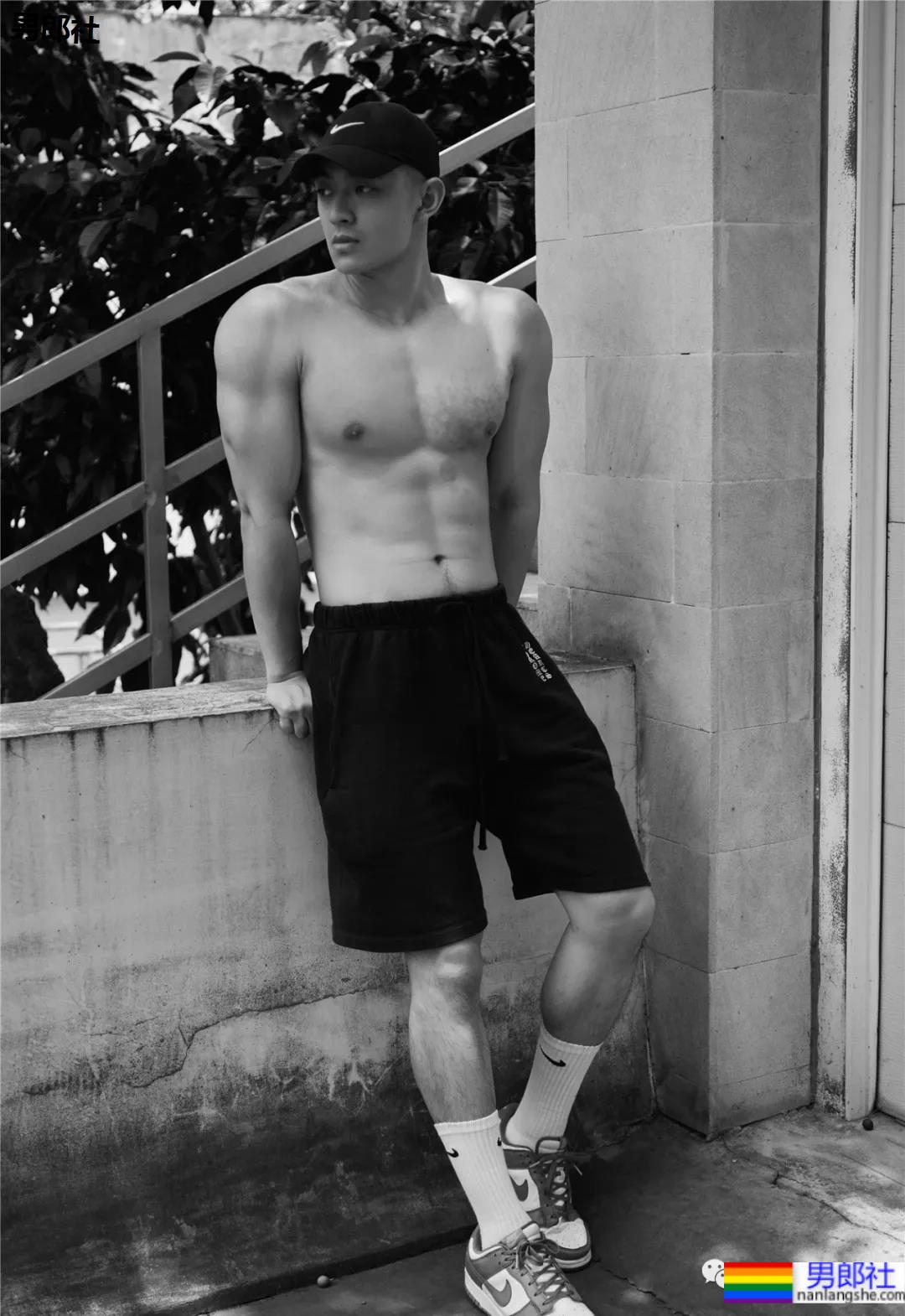 成都寸头篮球帅哥神似曲楚萧，这颜值身材绝了！ - 51虹马