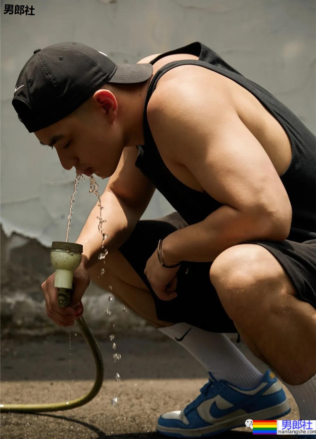 成都寸头篮球帅哥神似曲楚萧，这颜值身材绝了！ - 51虹马