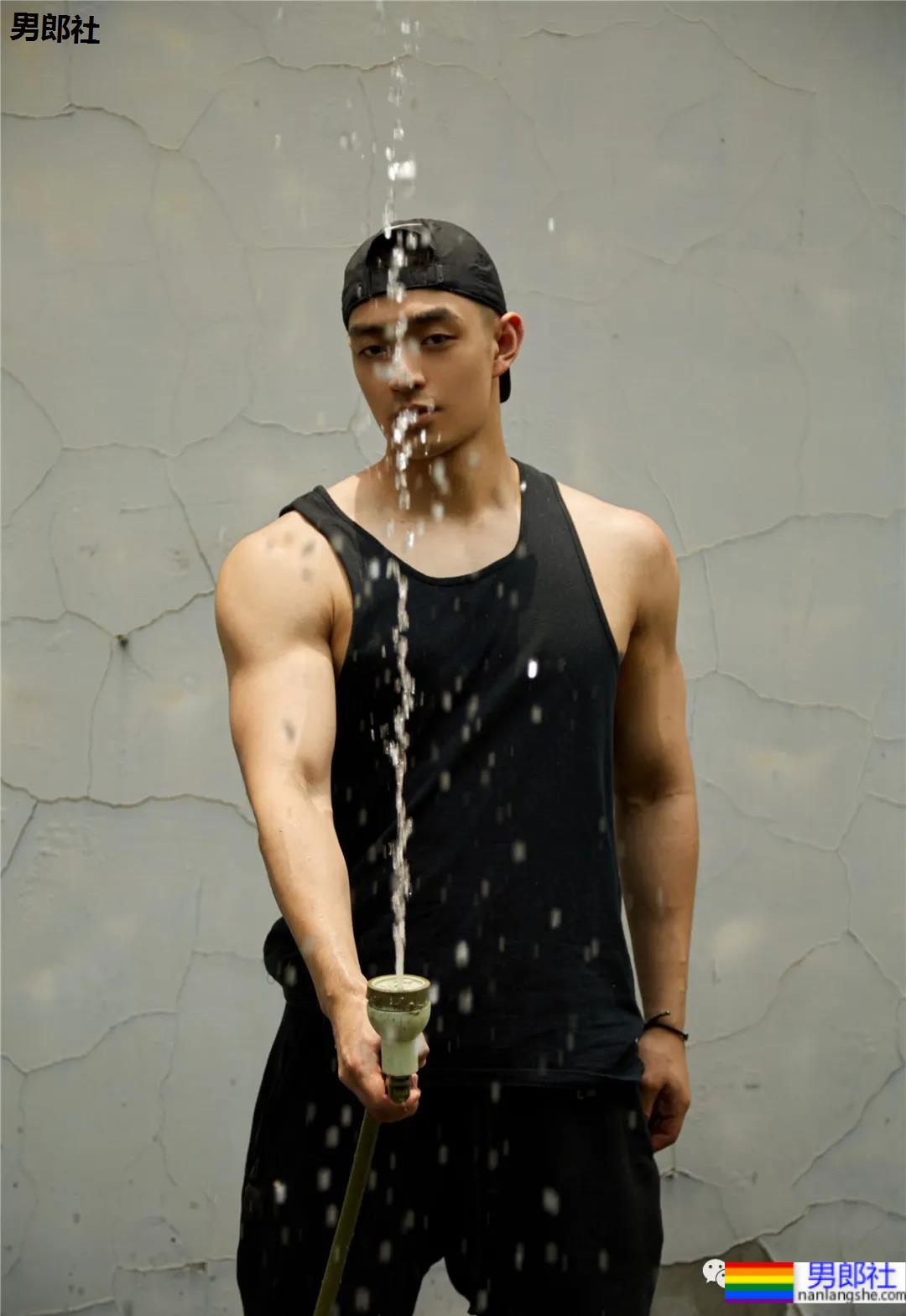 成都寸头篮球帅哥神似曲楚萧，这颜值身材绝了！ - 51虹马