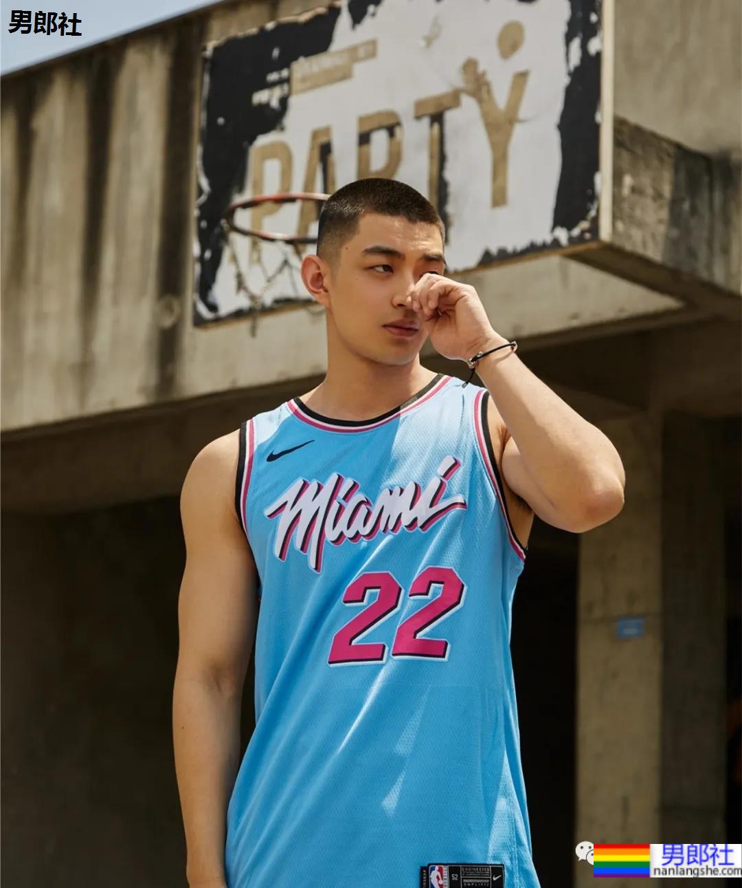 成都寸头篮球帅哥神似曲楚萧，这颜值身材绝了！ - 51虹马