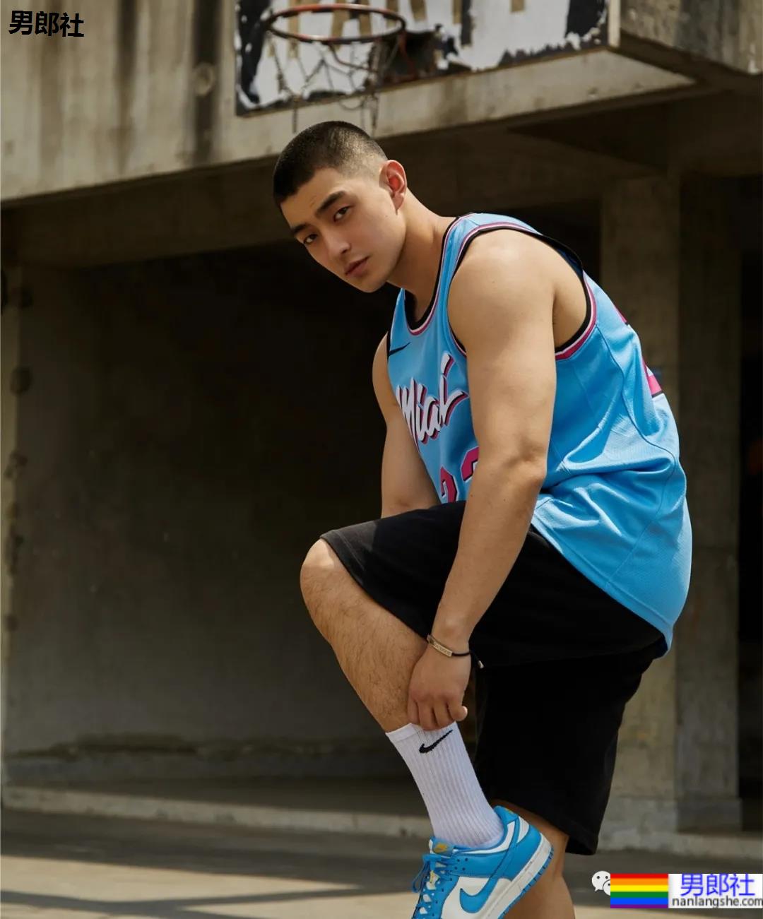 成都寸头篮球帅哥神似曲楚萧，这颜值身材绝了！ - 51虹马