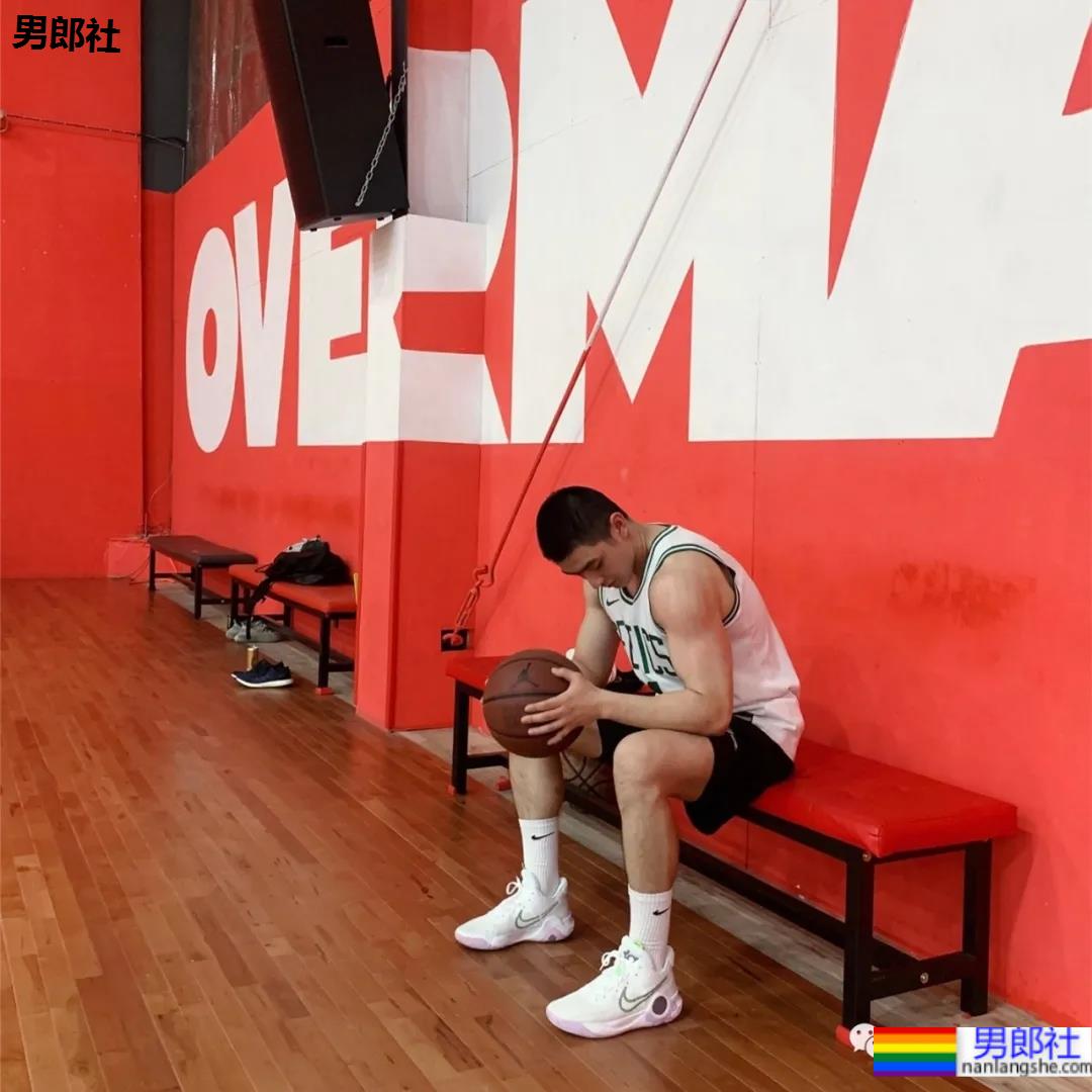 成都寸头篮球帅哥神似曲楚萧，这颜值身材绝了！ - 51虹马