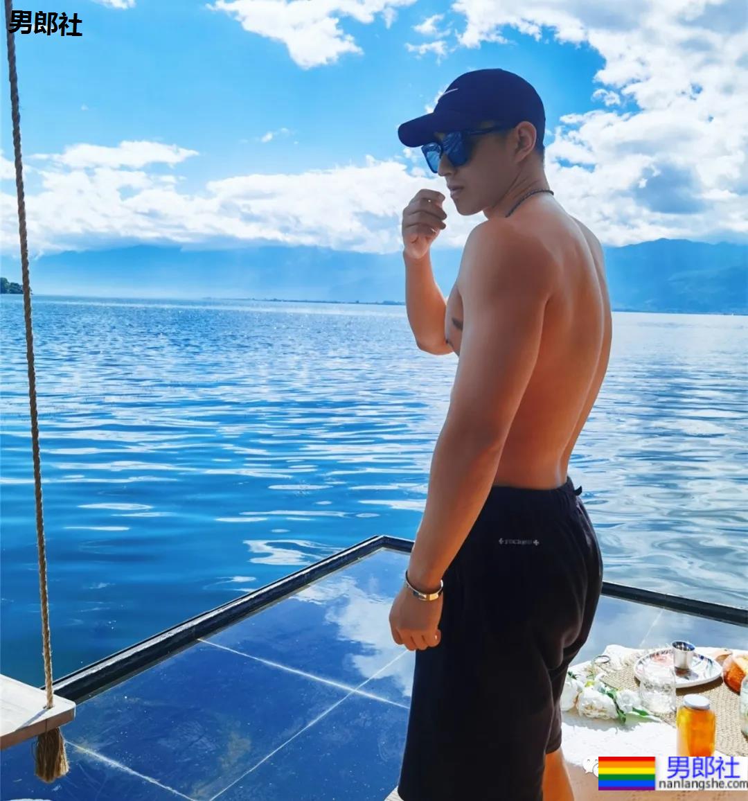 成都寸头篮球帅哥神似曲楚萧，这颜值身材绝了！ - 51虹马