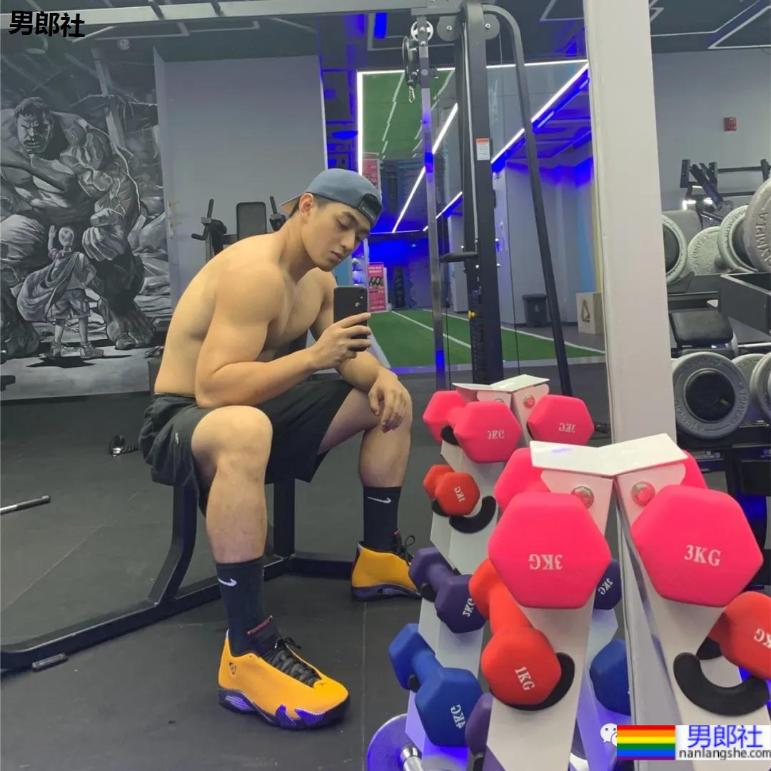 成都寸头篮球帅哥神似曲楚萧，这颜值身材绝了！ - 51虹马