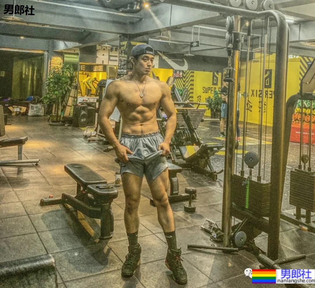 成都寸头篮球帅哥神似曲楚萧，这颜值身材绝了！ - 51虹马