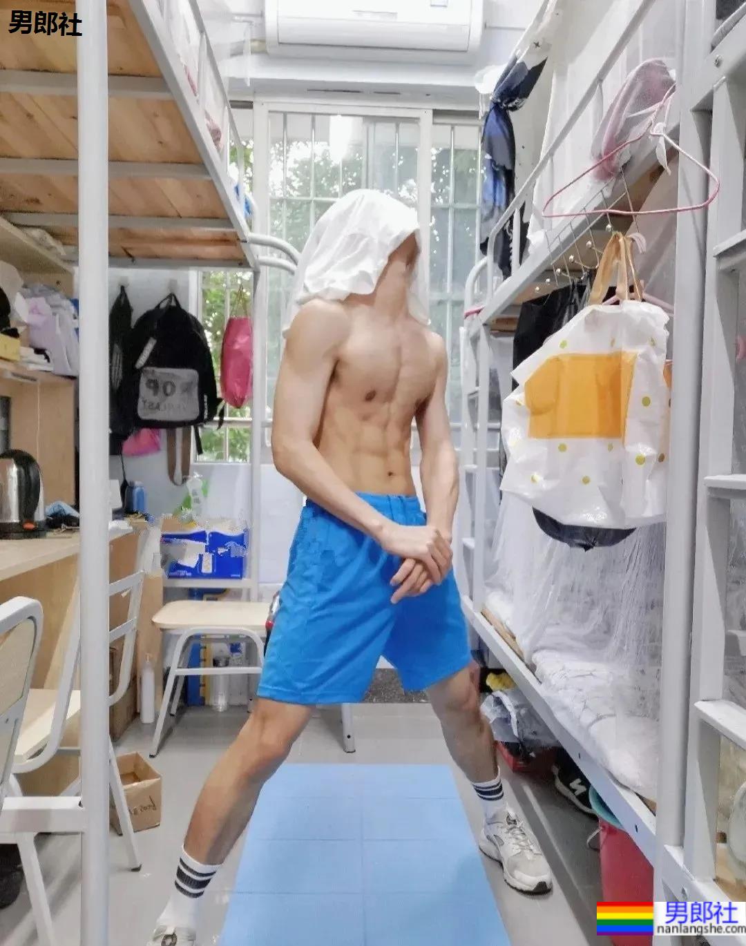 180CM小狼狗宿舍脱衣蒙脸拍火了，真人长这样-51虹马