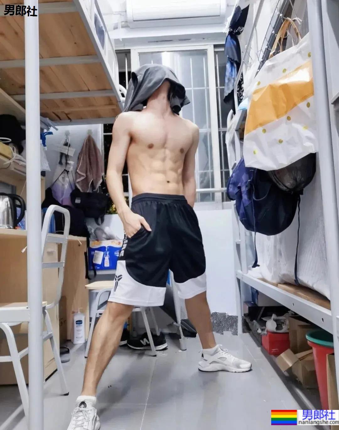 180CM小狼狗宿舍脱衣蒙脸拍火了，真人长这样 - 51虹马