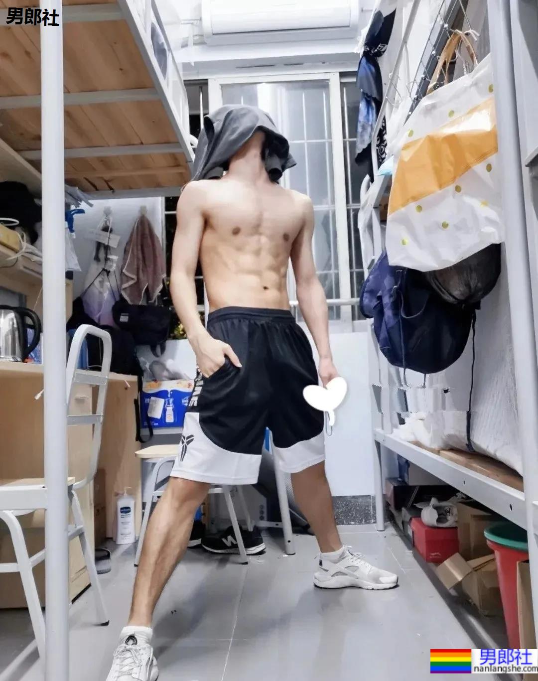 180CM小狼狗宿舍脱衣蒙脸拍火了，真人长这样 - 51虹马