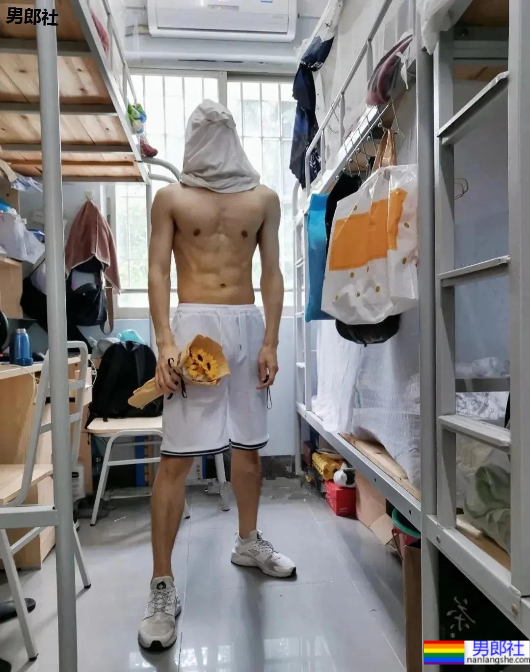 180CM小狼狗宿舍脱衣蒙脸拍火了，真人长这样 - 51虹马