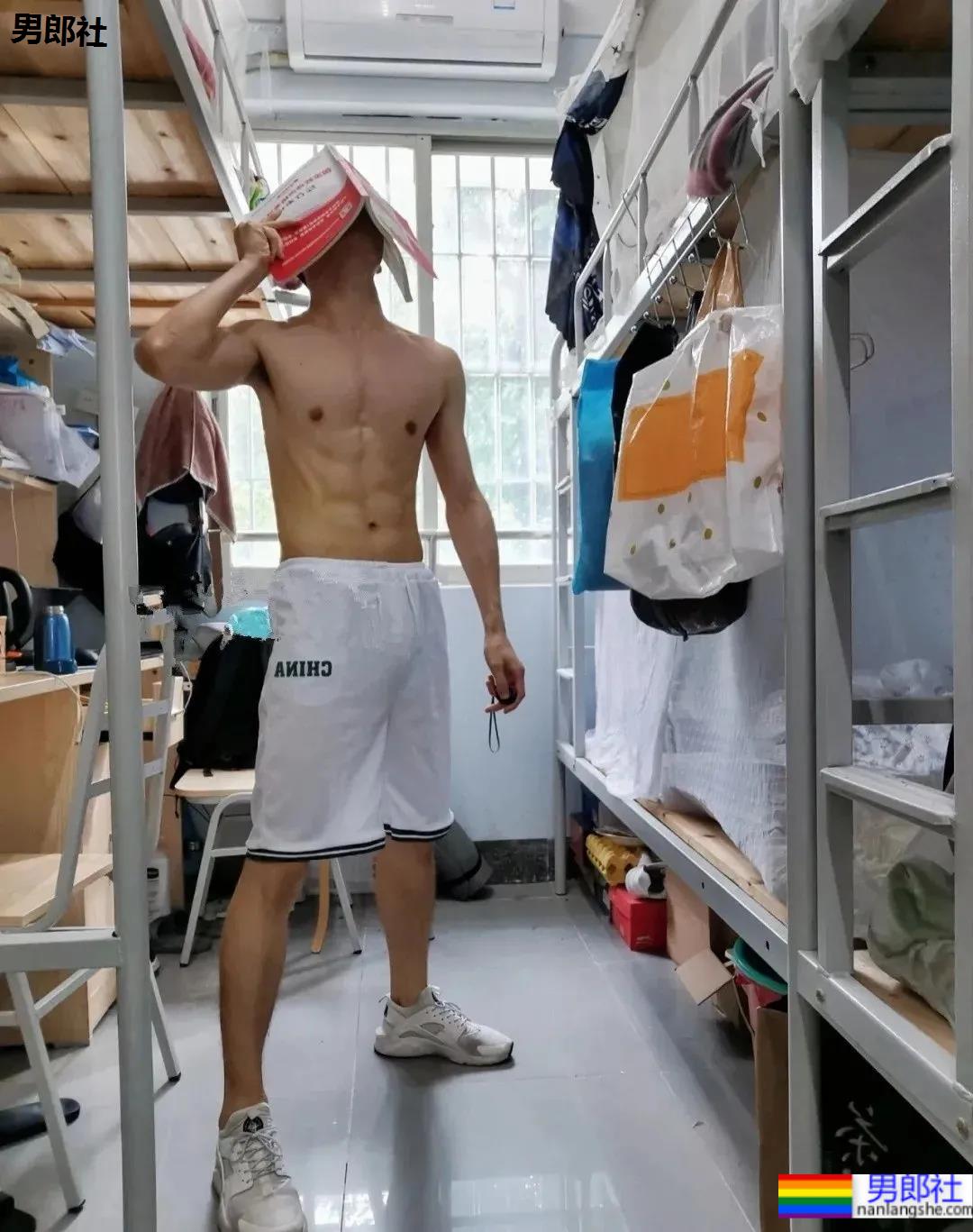 180CM小狼狗宿舍脱衣蒙脸拍火了，真人长这样 - 51虹马