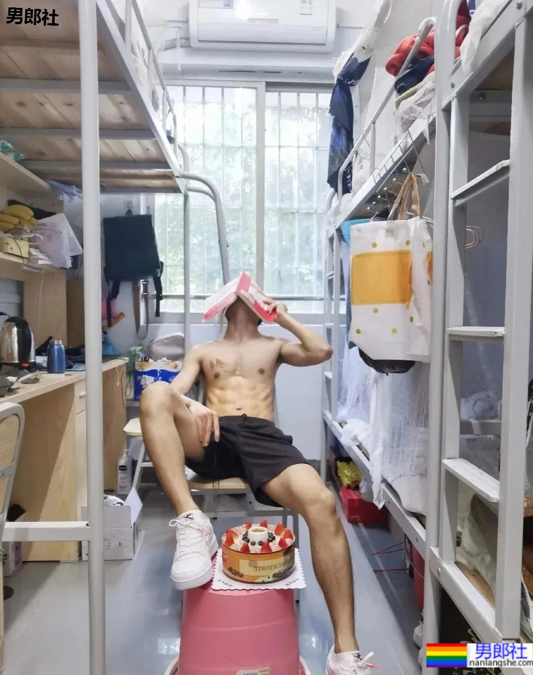 180CM小狼狗宿舍脱衣蒙脸拍火了，真人长这样 - 51虹马