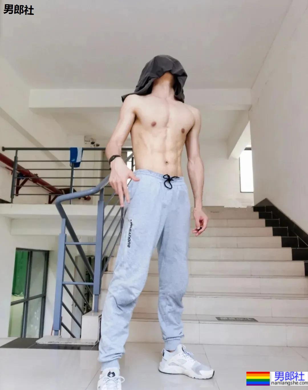 180CM小狼狗宿舍脱衣蒙脸拍火了，真人长这样 - 51虹马