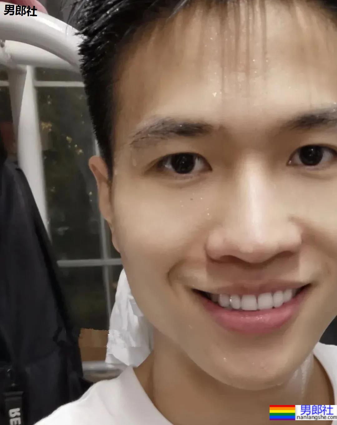 180CM小狼狗宿舍脱衣蒙脸拍火了，真人长这样 - 51虹马