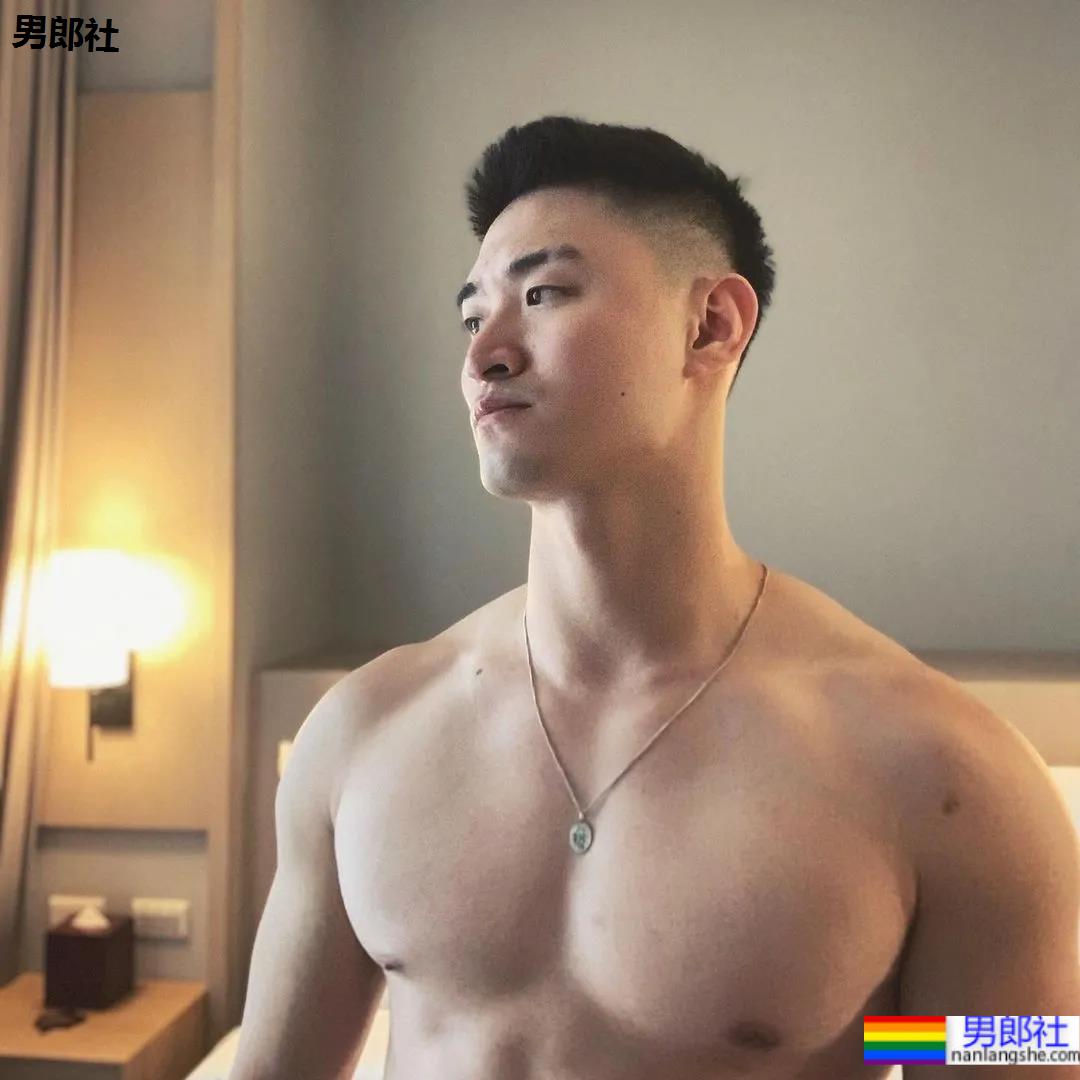 断眉黑泳裤小哥刷屏，这谁顶得住啊？ - 51虹马