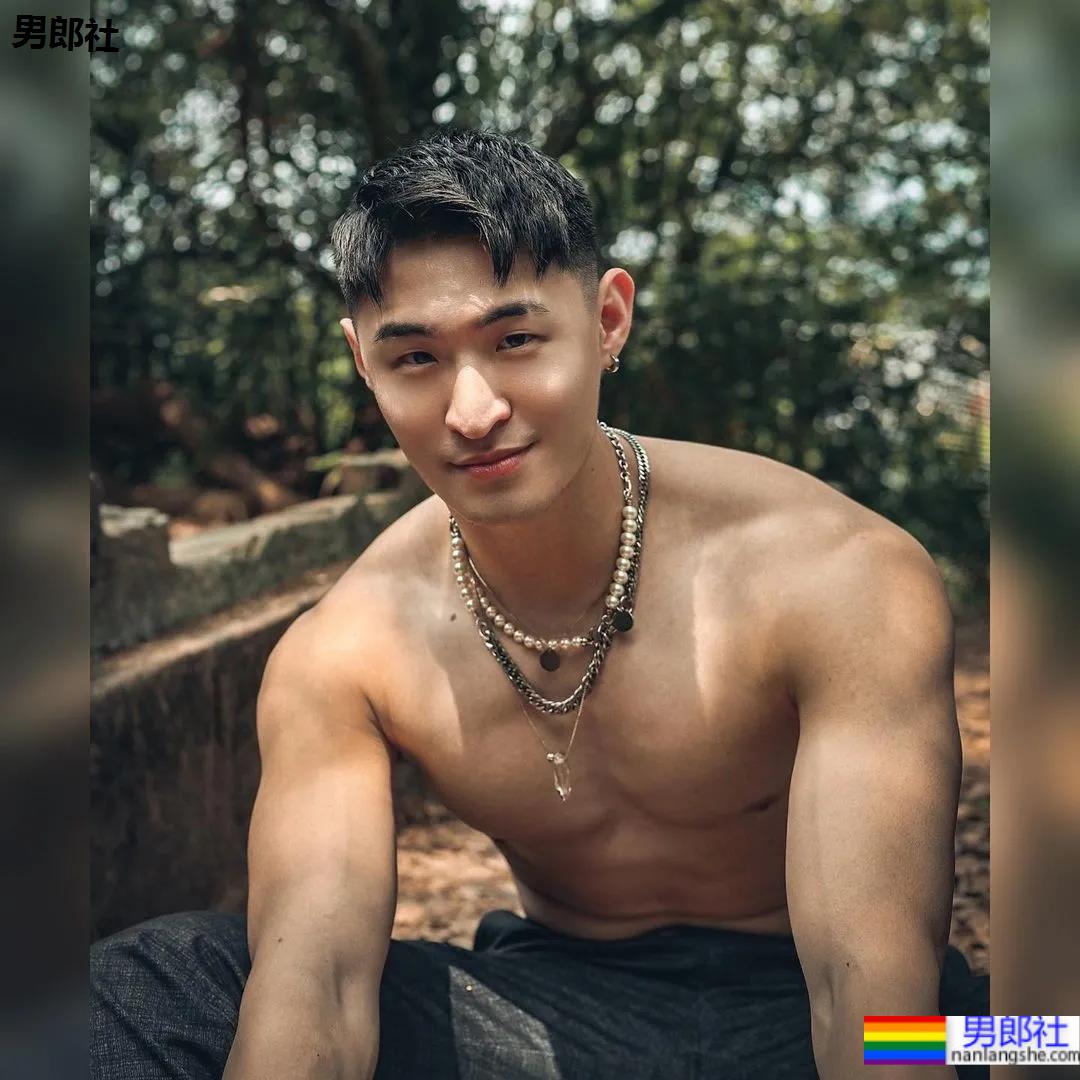 断眉黑泳裤小哥刷屏，这谁顶得住啊？ - 51虹马