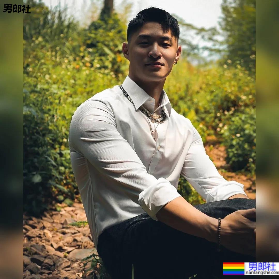 断眉黑泳裤小哥刷屏，这谁顶得住啊？ - 51虹马