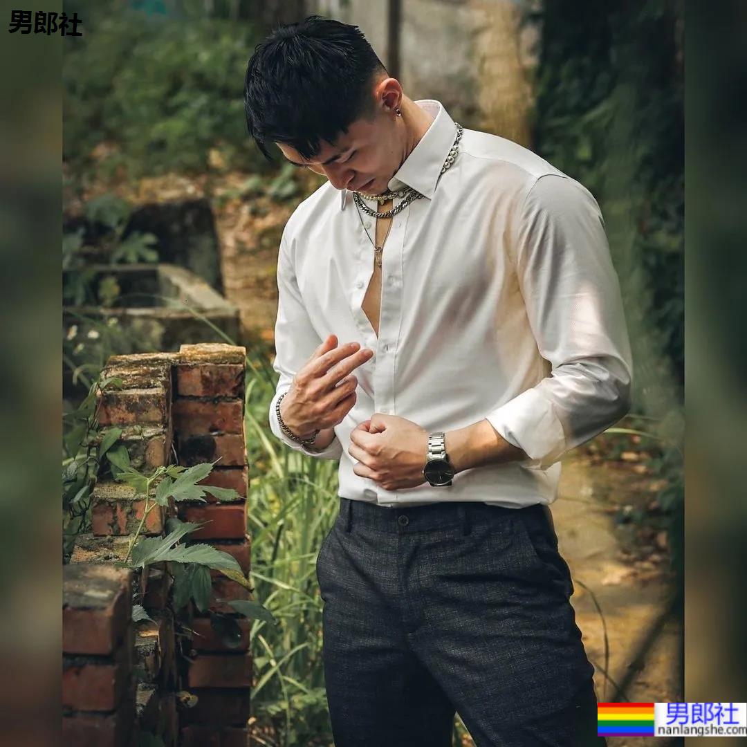 断眉黑泳裤小哥刷屏，这谁顶得住啊？ - 51虹马